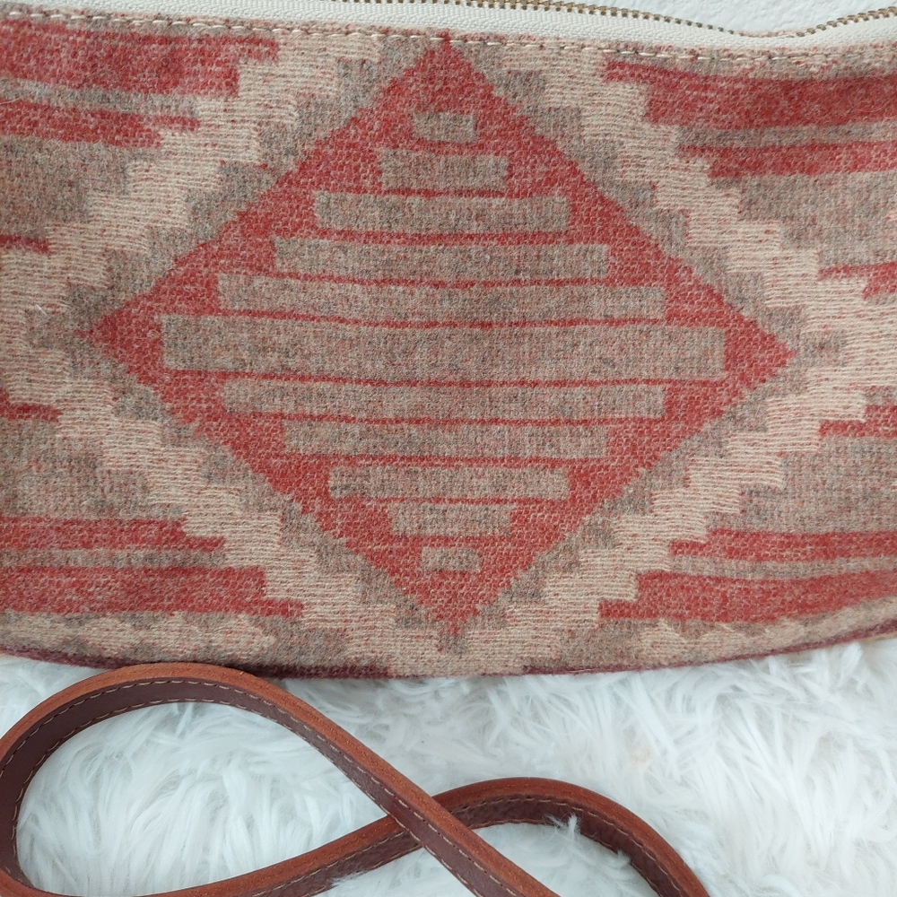Pendleton Rust and Tan Aztec Crossbody Bag - Picture 2 of 12